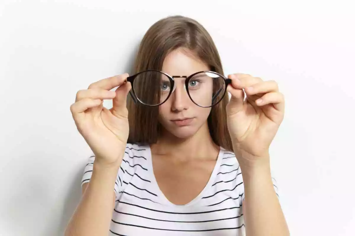 Dziewczyna zakłada okulary