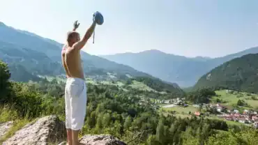 Mężczyzna recytuje mantrę na wzgórzu