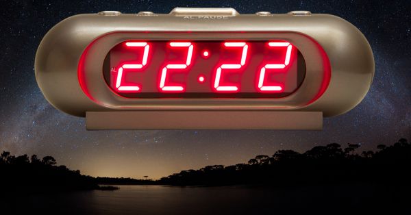 Budzik pokazuje godzinę 22:22