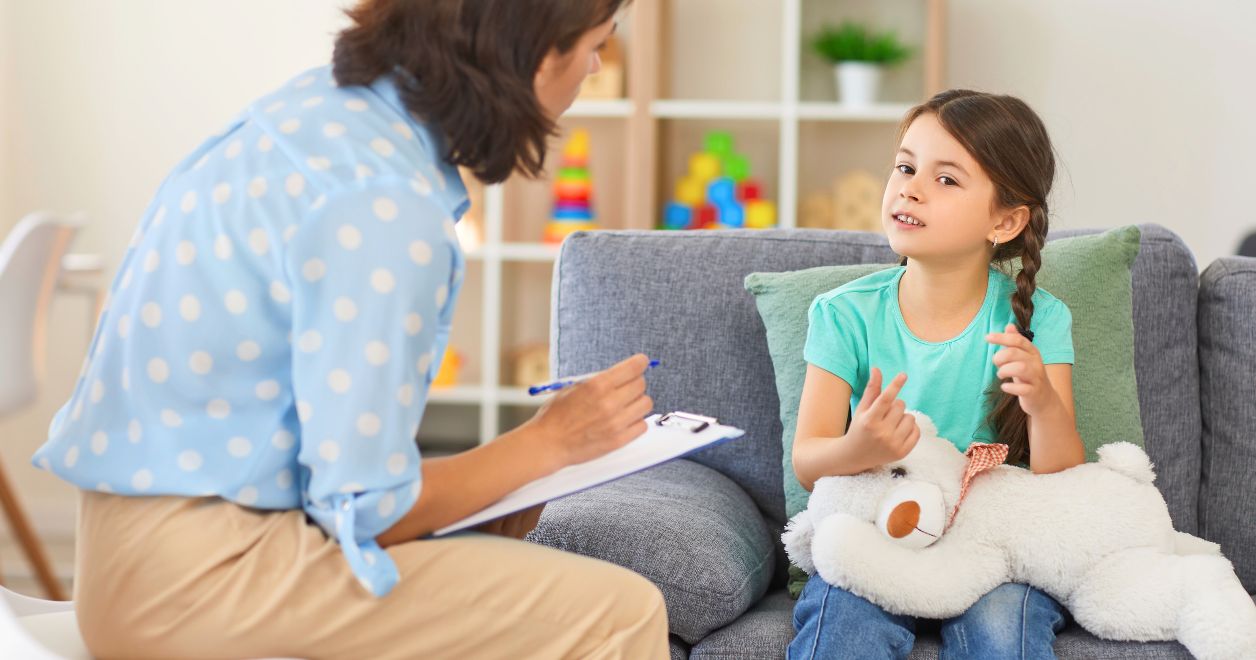 Dziecko rozmawia z psychologiem