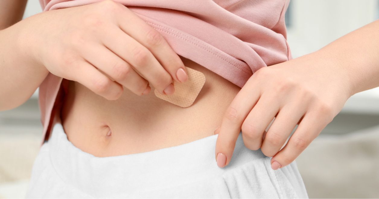 Kobieta nakleja na brzuch plaster antykoncepcyjny