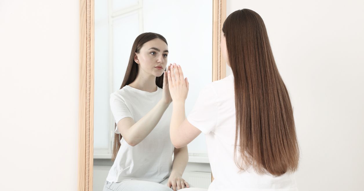 Kobieta patrzy w lustro