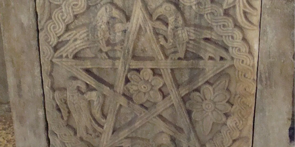 Pentagram na chrzcielnicy w świątyni Jowiasza - Split 2010 Chorwacja