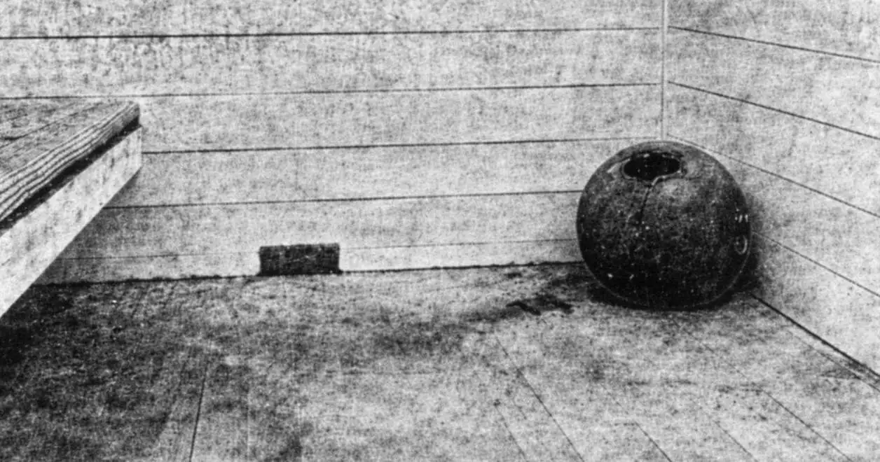 Metalowa kula z nieba zabezpieczona w komisariacie policji w Ashburton