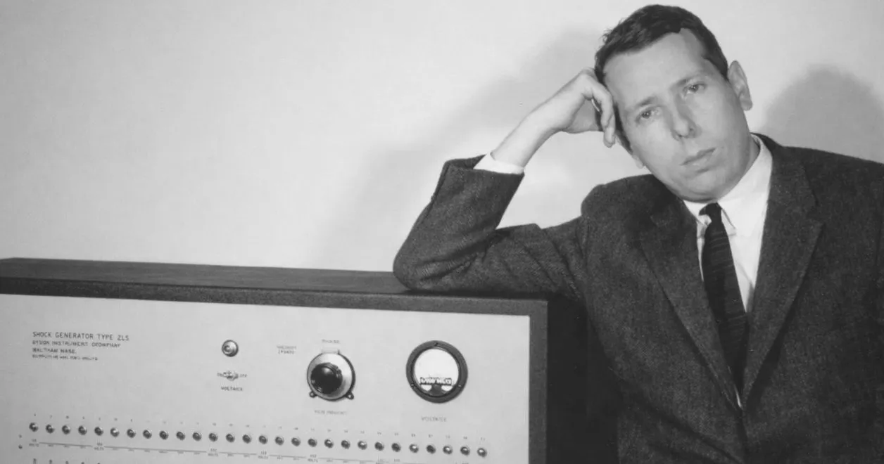 Amerykański psycholog społeczny Stanley Milgram z „generatorem wstrząsów” użytym w jego słynnym eksperymencie na Uniwersytecie Yale w latach 60. XX wieku.