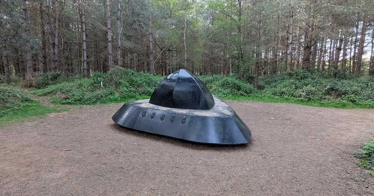 Instalacja artystyczna na szlaku UFO Trail w Rendlesham Forest