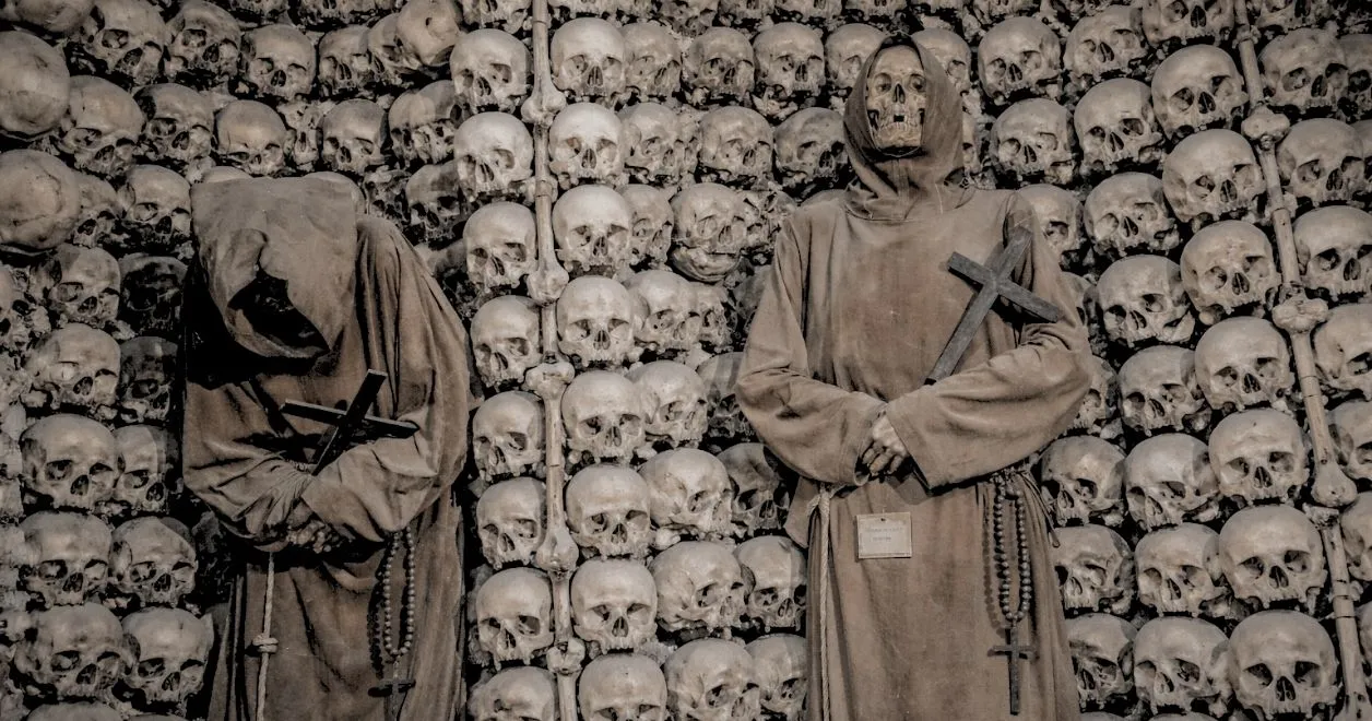 Zmumifikowani mnisi w katakumbach