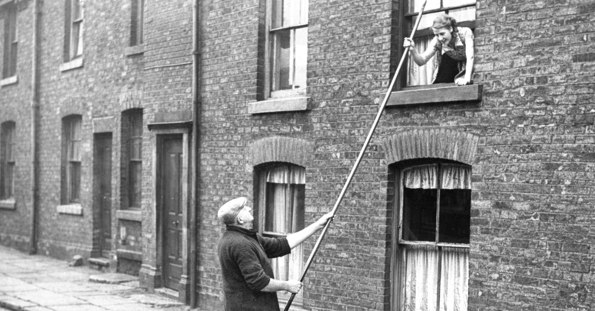 Budzenie polegające na stukanie kijem w okno