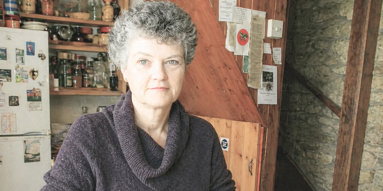 Kobieta w domowym wnętrzu siedząca przy stole - spokojny portret