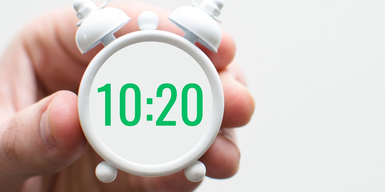 Zegar pokazuje godzinę 10:20