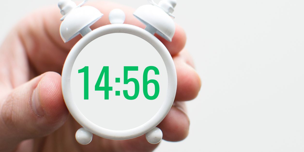 Zegar pokazuje godzinę 14:56