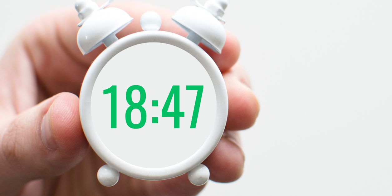 Zegar pokazuje godzinę 18:47
