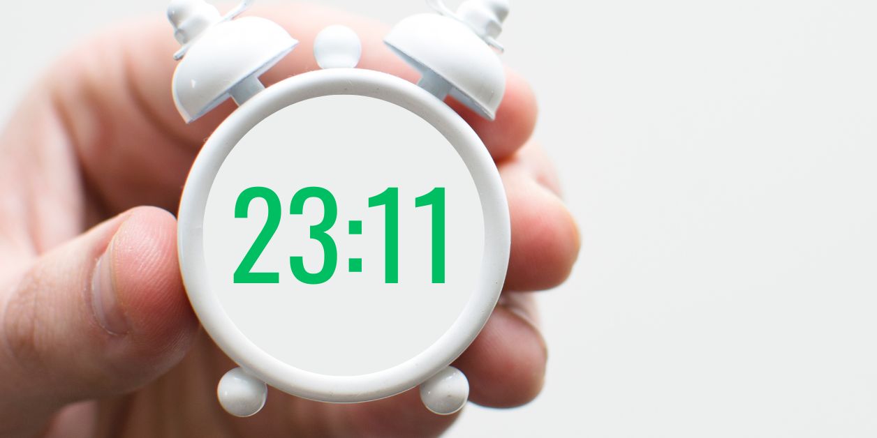 Zegar pokazuje godzinę 23:11