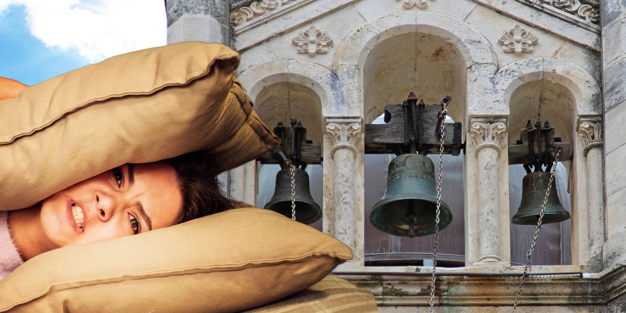 Kobieta zatyka uszy poduszkami nie mogąc się wyspać przez dzwony kościelne