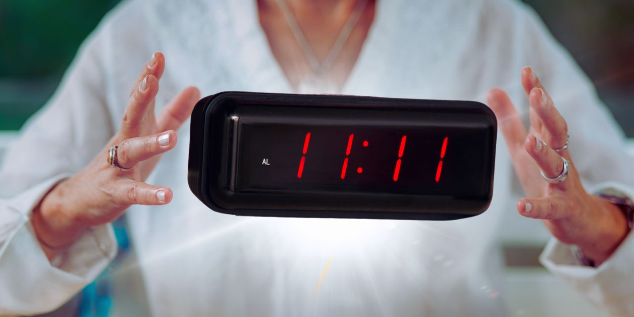 Zegar pokazuje godzinę 11:11 - Wykorzystaj tę chwilę!
