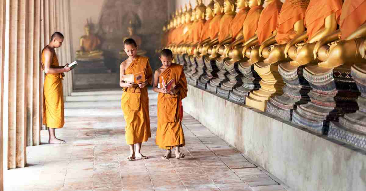 Dzieci w buddyjskiej świątyni Wat Phutthaisawan