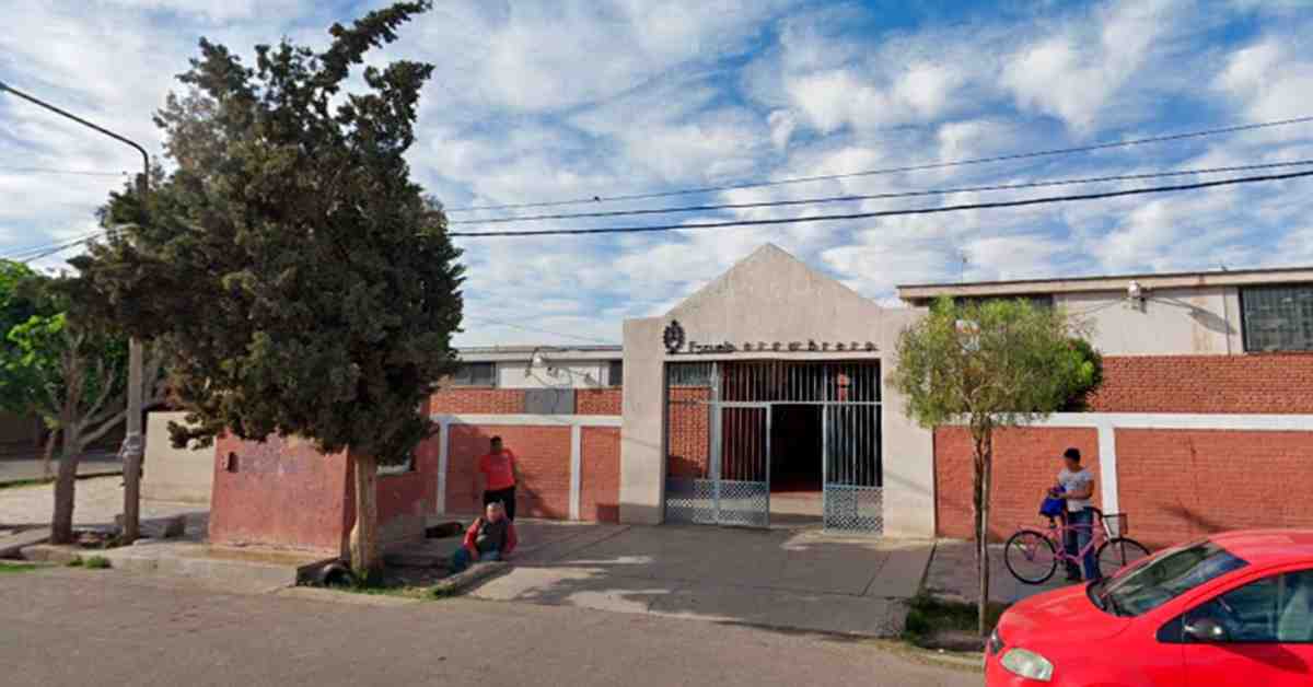 Szkoła podstawowa "14 de Febrero" - Calle Chacabuco Este, pomiędzy Valle Fértil Sur i Juan Jufré Sur