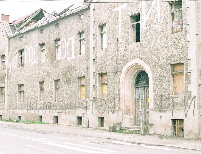 Pozostałości po opuszczonym szpitalu w Oleśnie