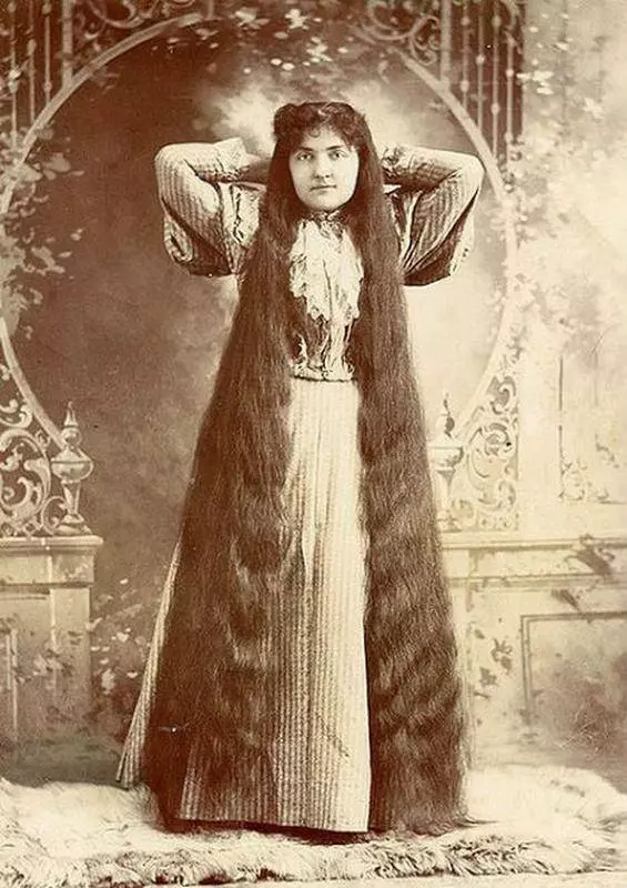 Ukrywana prawda o długich włosach - Kobieta z długimi włosami