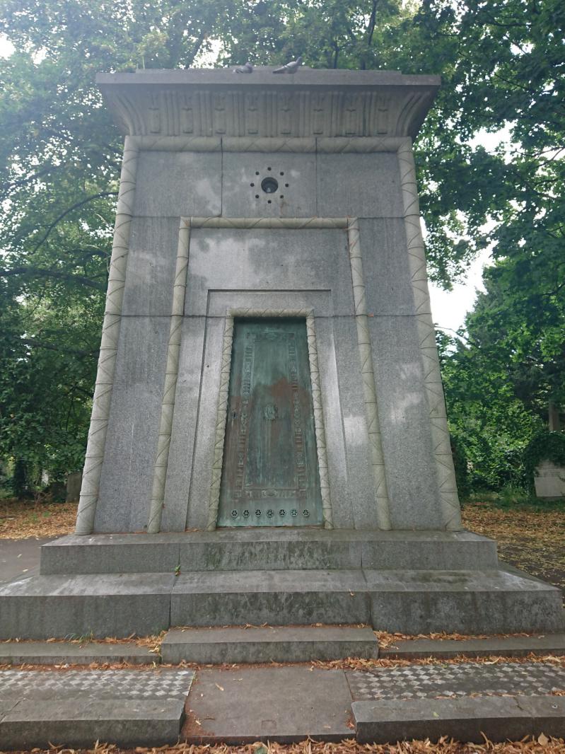Tajemniczy grobowiec, w którym spoczywają Hannah Courtoy i jej dwie córki