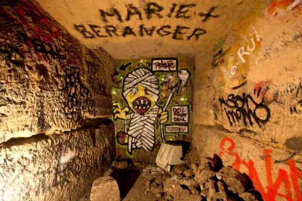 Paryskie katakumby - Większość podziemnych tuneli jest oficjalnie niedostępna