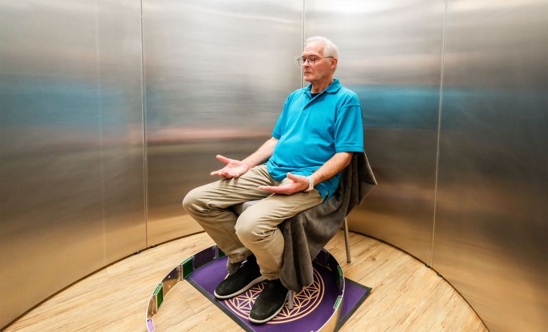 Zwierciadło Kozyrewa - Człowiek medytujący w urządzeniu