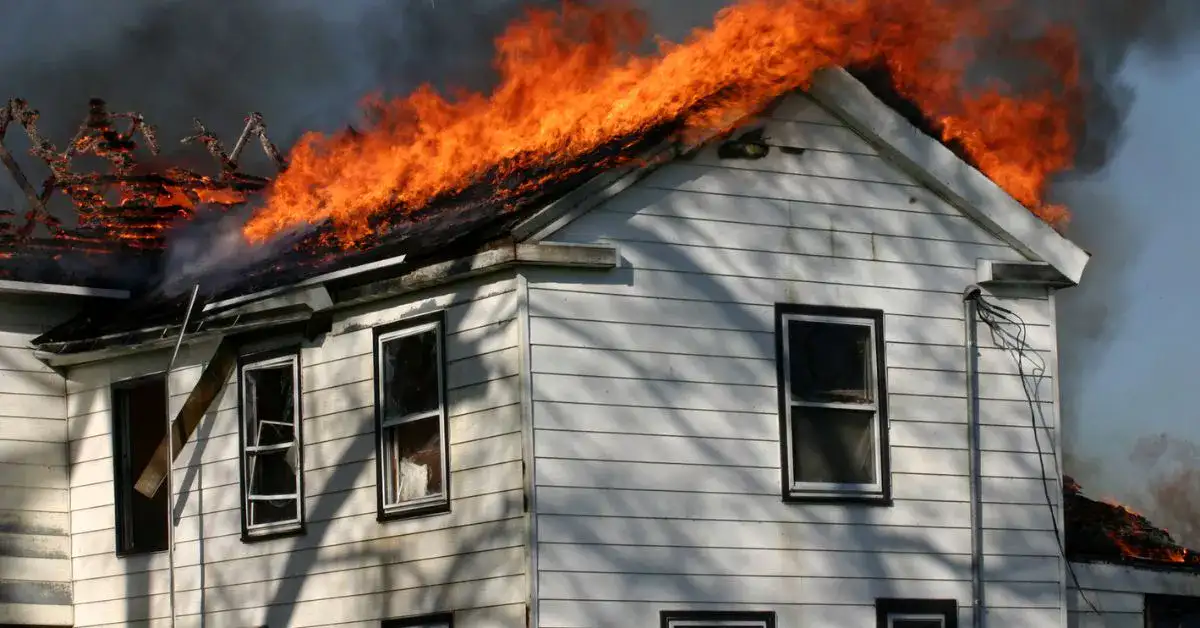 Płonący dom