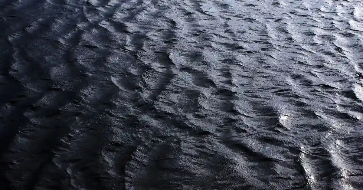 Czarna woda w morzu lub oceanie