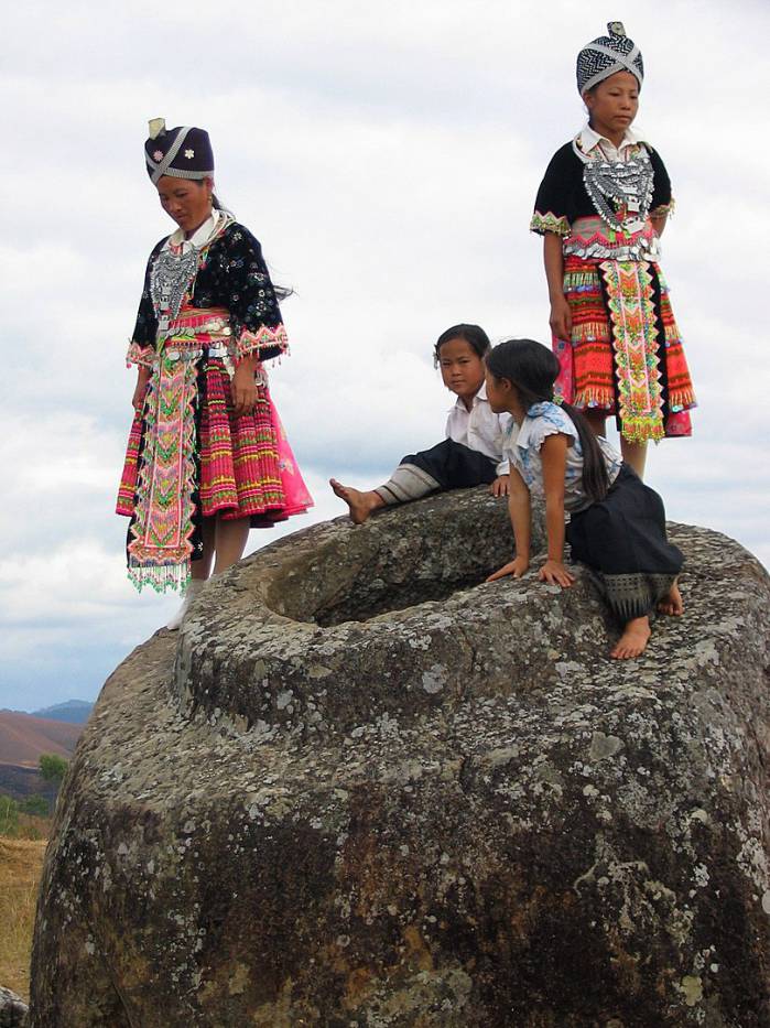 Płaskowyż Xiangkhoang - Laotanki z plemienia Hmong na jednym z większych naczyń 
