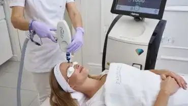 Usuwanie blizn i rozstępów