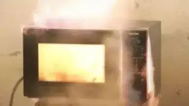 Tego nigdy nie wkładaj do mikrofalówki