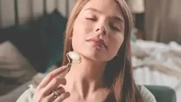 Masaż twarzy wałkiem jadeitowym