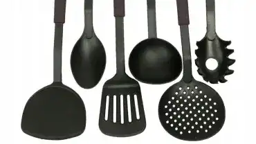 Czarny nylon w kuchni