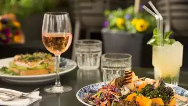 Czy picie podczas posiłków to dobry pomysł?