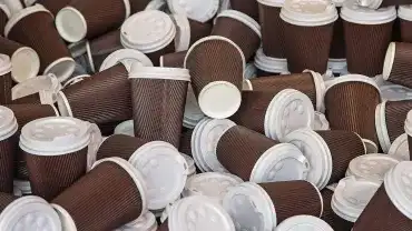 Gorące napoje z plastikowych kubków