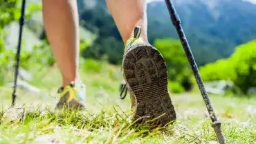 Jak prawidłowo chodzić z kijkami?