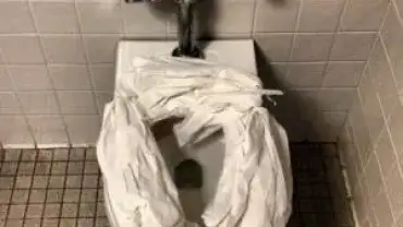 Kładzenie papieru na deskę