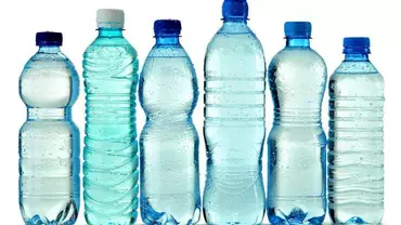 Woda mineralna w plastikowych butelkach