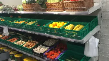 Warzywa i owoce w sklepie