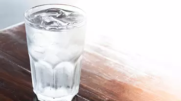 Szklanka lodowatej wody