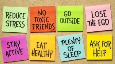 grafika przedstawia kolorowe kartki, na których napisane są słowa nawiązujące do zdrowego stylu życia i spokoju ducha