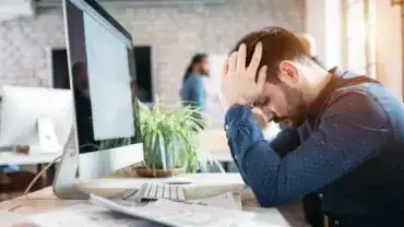 Jak stres wpływa na wypadanie włosów?