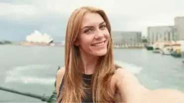 Kobieta robi sobie selfie