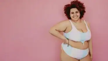 Uśmiechnięta puszysta pani w bikini