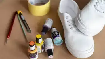 Farby do butów materiałowych Cocciné obok białych tenisówek