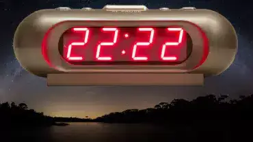 Budzik pokazuje godzinę 22:22