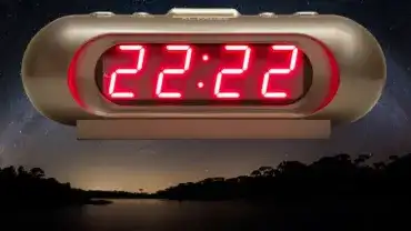 Budzik pokazuje godzinę 22:22