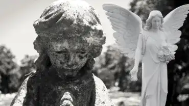 Posągi aniołów przy grobach
