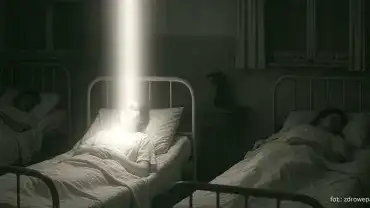 Kobieta świeci w ciemności