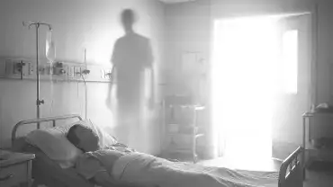 Tajemnicza poświata przy łóżku w szpitalu